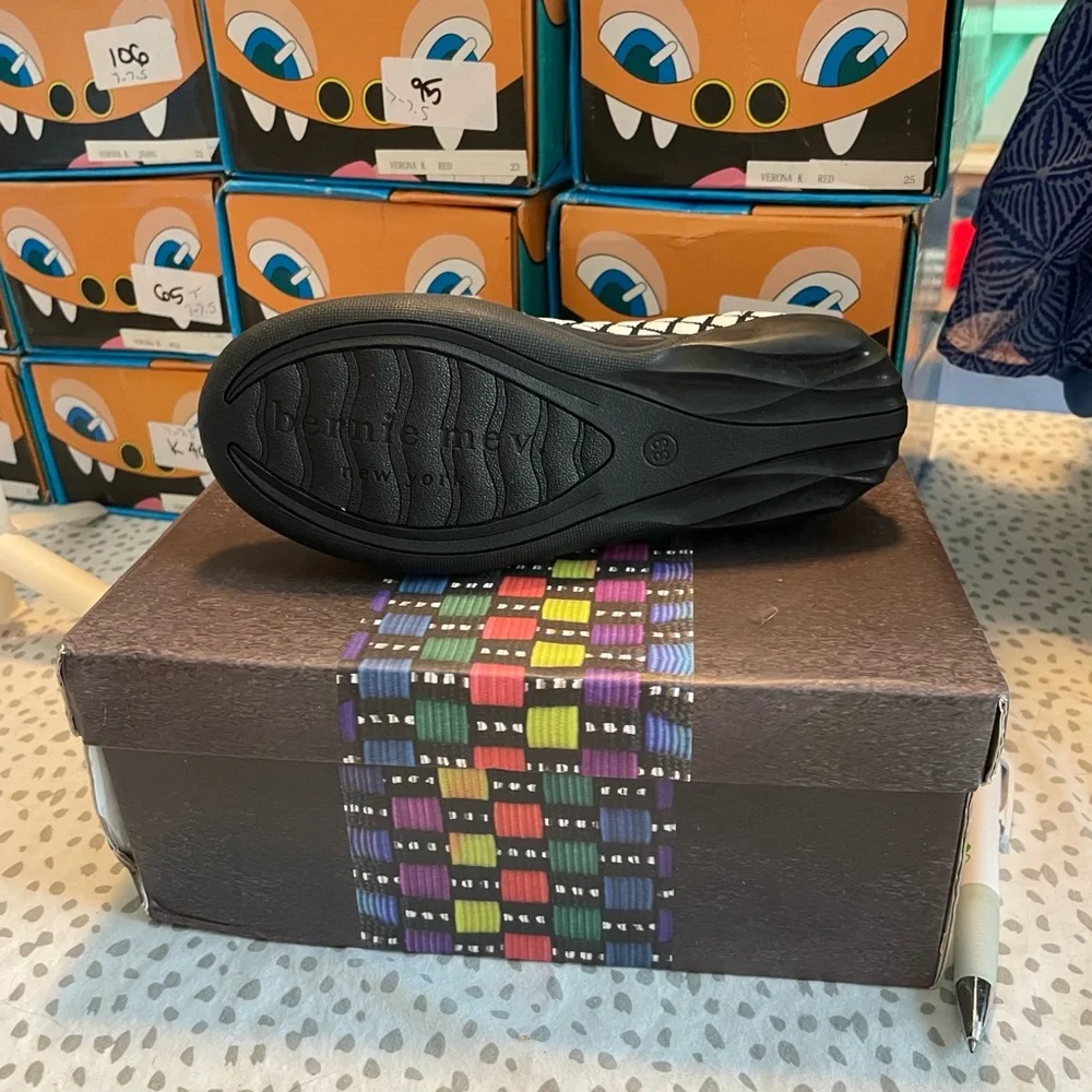 Berni Mev Stylish Black and White Cuddly K Kids Shoes size 13.5 girls NIB